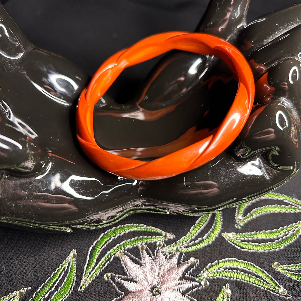Vtg Plastic Burnt Orange Twisted Bangle Bracelet. Unbranded